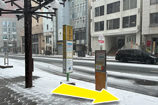 「菜園川徳前」バス停を降りましたら、川徳本館が正面にありますので、そのまま右に直進してください。