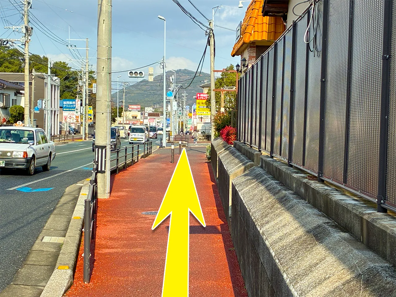 下車後左手に信号、その先に「ローソン」が見えます。「ローソン」に向かってまっすぐ進んでいきます。