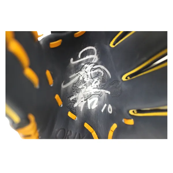 サイン入りグローブ