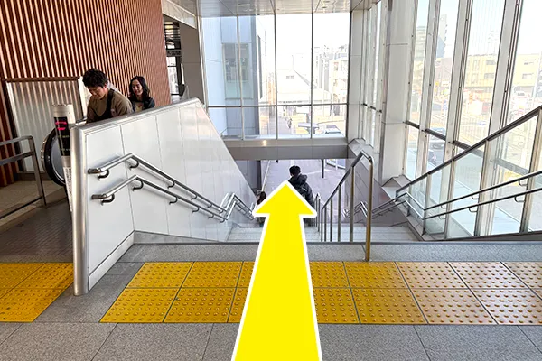 エスカレーターまたは階段をおります。