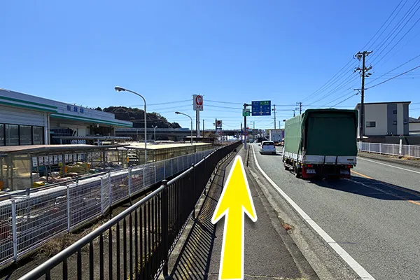 福田地バス停から南方面に200m程直進します。