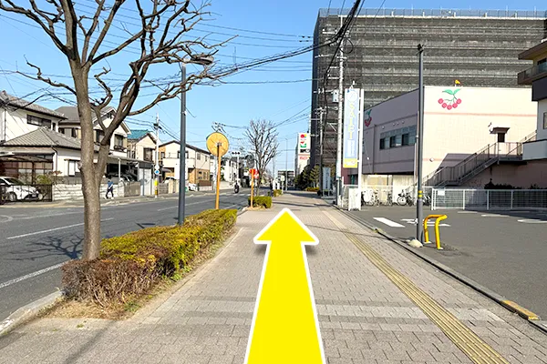 そのまましばらく進みます。