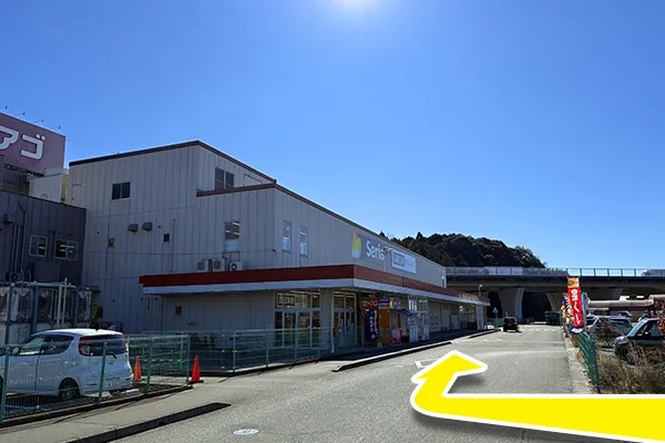 200m先を右に曲がりますと施設になります。