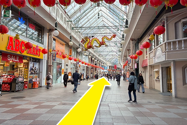 ベルナード観光通　十字路をそのまま直進してください