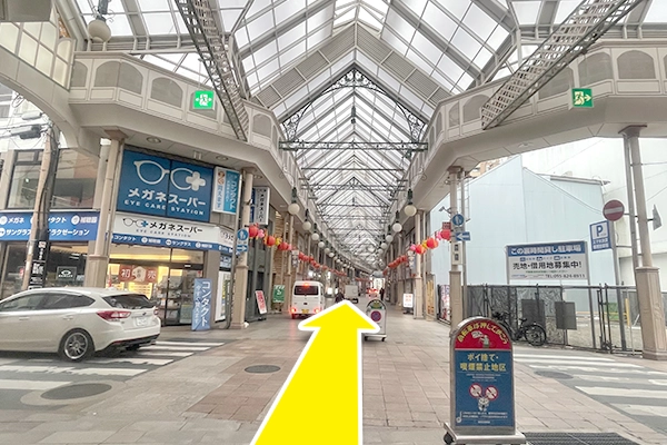 ２つめの十字路を直進し、よろずや通りに入ります