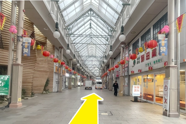 よろずや通りを直進してください