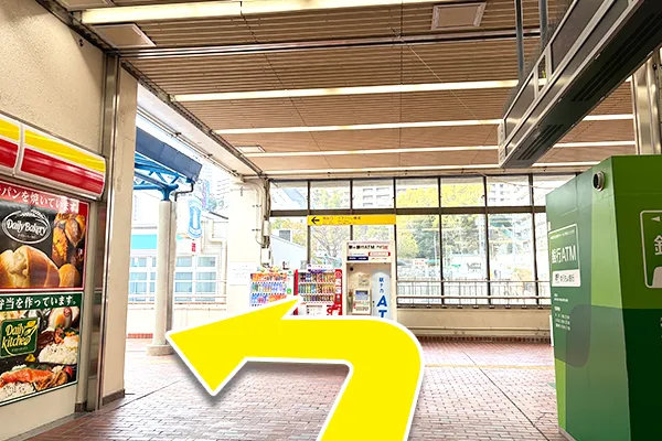 直進して左（南出口）に曲がります。