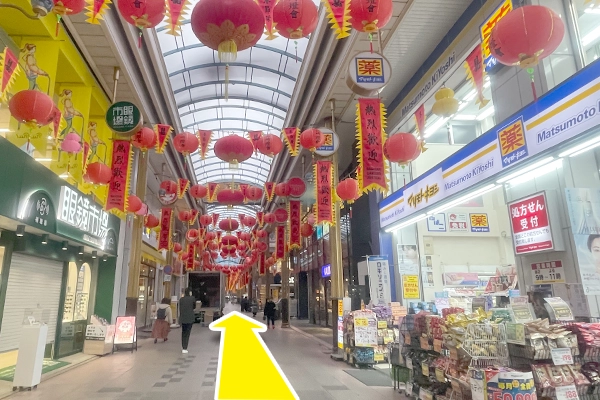 十字路まで直進してください