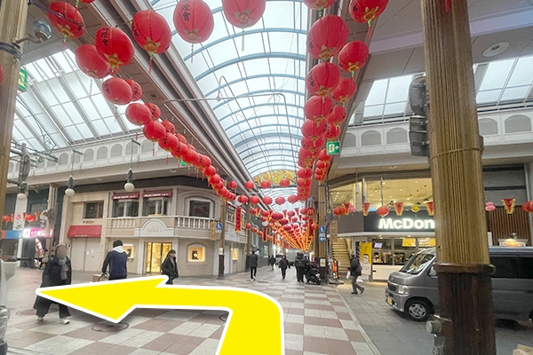 十字路を左へ進みベルナード観光通りに入ります