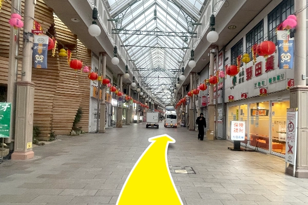 よろずや通りを直進します