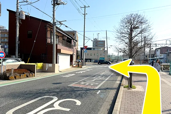 進みますと止まれの標識があるので左に曲がります。