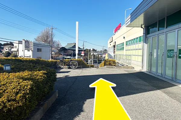 敷地内に入り、坂を下ります。