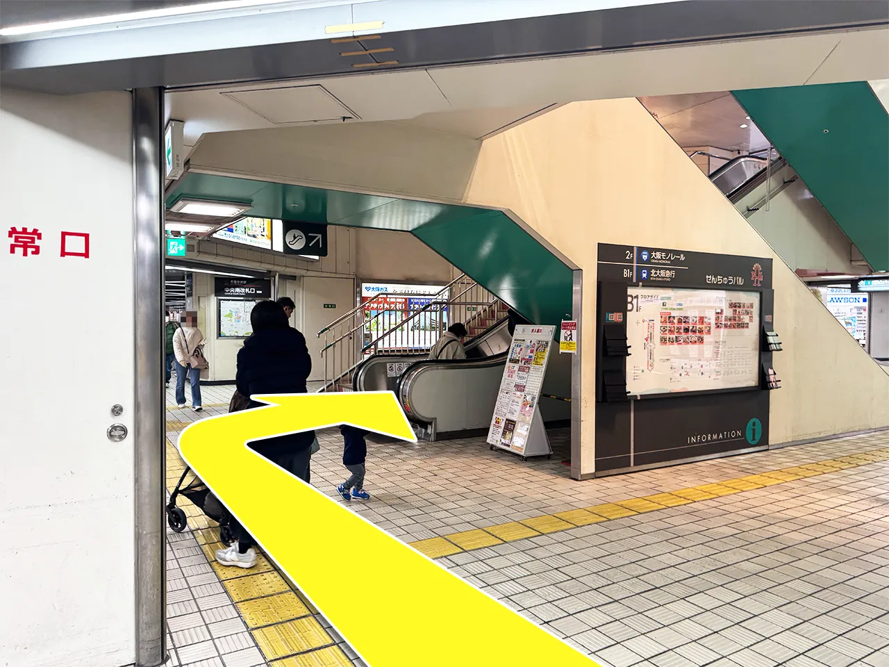 エスカレーターを登り地上1階に上がります。