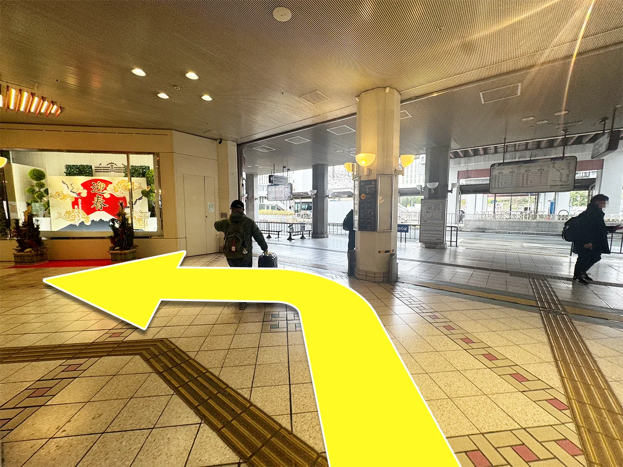 エスカレーターを登ってすぐ左に曲がります。