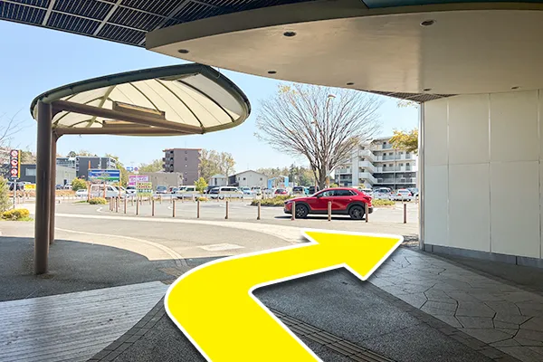 東出口から出て右側歩道を進みます。