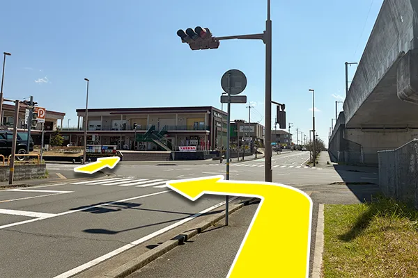 真っ直ぐ進みますと横断歩道が見えて参ります。
横断歩道を渡り商業施設前まで向かいます。
