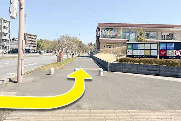 交差点角の商業施設前歩道を真っ直ぐ進みます。
