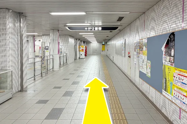 直進して階段を上り2番出入口に向かいます。