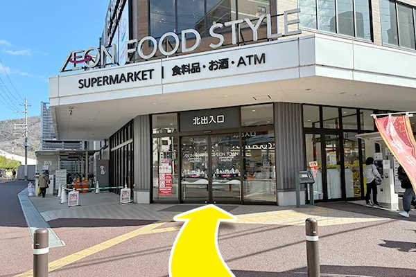 入口付近のエスカレーターで2階へ行きます。