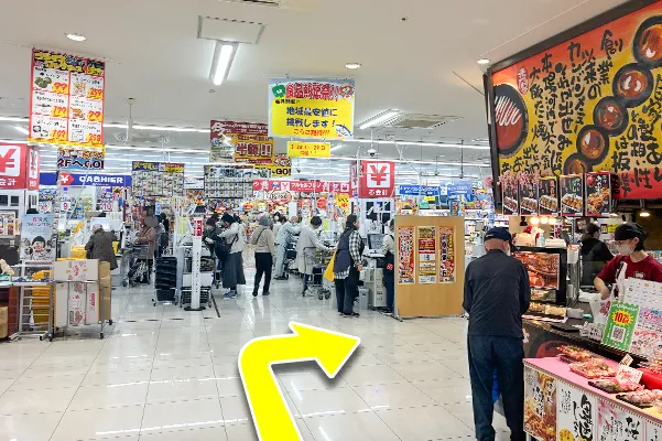 施設内に入りましたらすぐ右に曲がります。