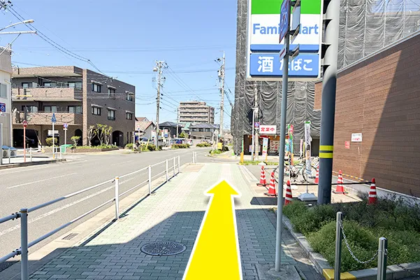一つ目の信号がある交差点まで直進します。
