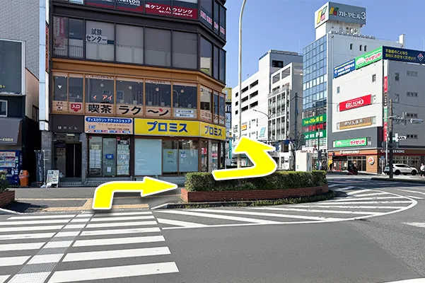 横断歩道を渡り、プロミス沿いに進みます。