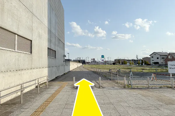 通路を真っ直ぐ進みます。