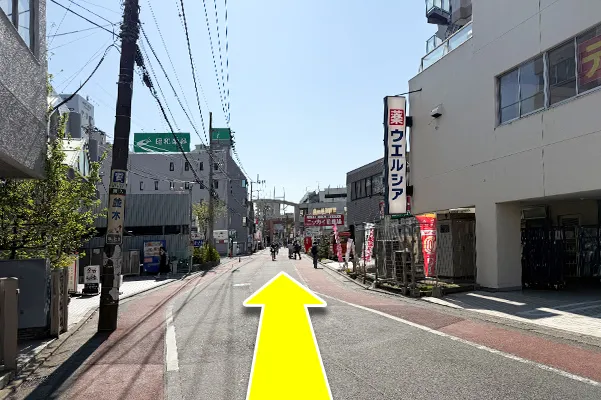 真っ直ぐ進むとウエルシアの看板が見えてくるので、さらに直進します。