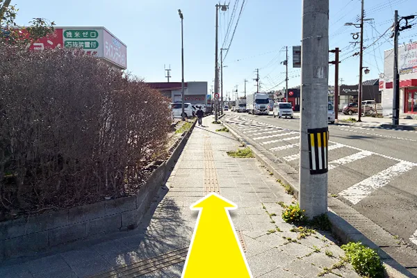 直進します。