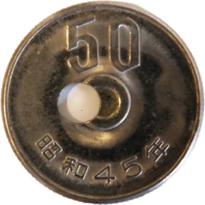 エラー銭 昭和45年 50円白銅貨 穴ずれ