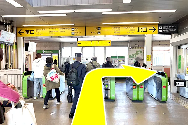 河辺駅改札を出て北口方面に曲がります。