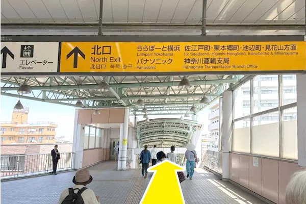 北口を進み階段を降ります。