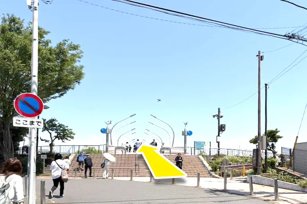 直進すると、橋があるので橋を渡ります。