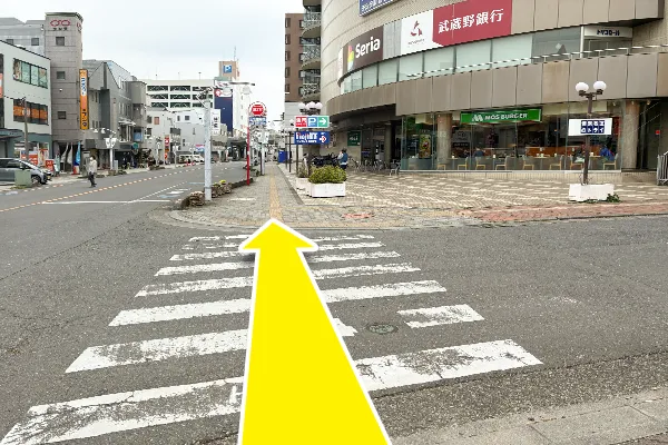横断歩道を渡り、真っ直ぐ進みます。