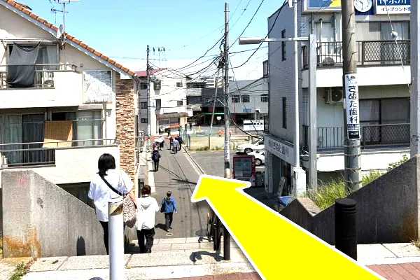階段を降り、直進します。
