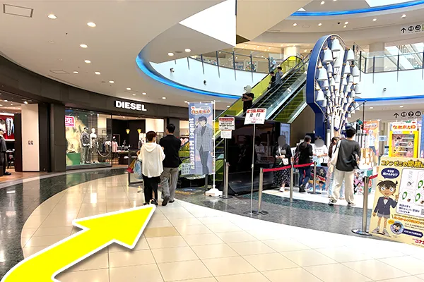 直進しエスカレーターで2階へ上がります。