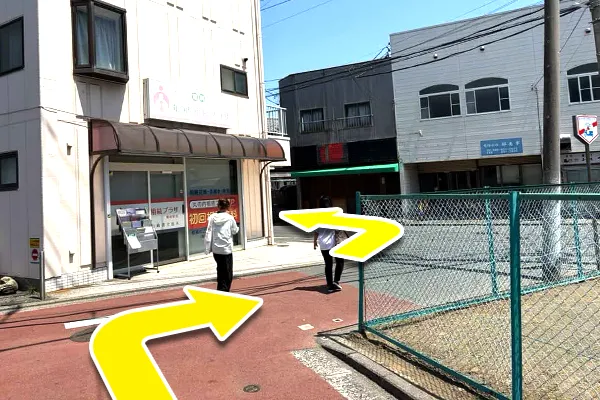 突き当たりを右に行き、すぐを左に曲がります。