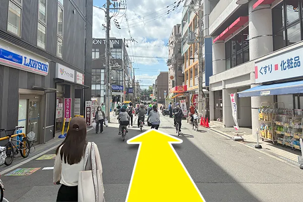 商店街のある通りをそのまましばらく真っ直ぐ進みます。