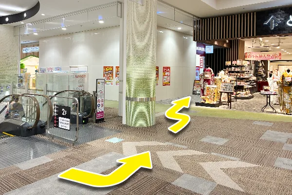 2階に到着いたしまたら左に曲がり通路に入ります。