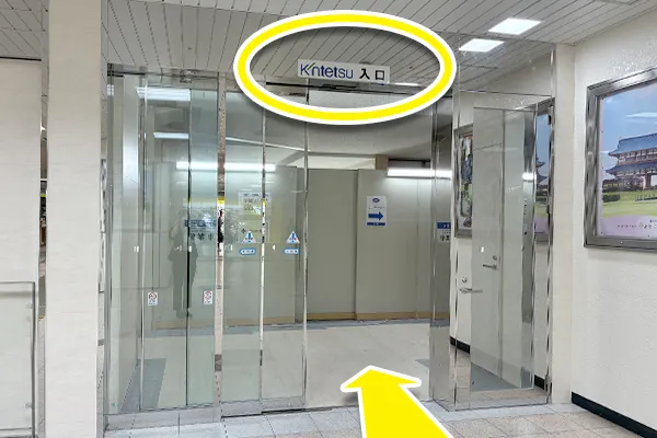 左側に近鉄百貨店の入り口があるので入店します。