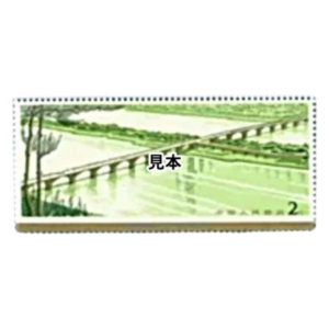 幹線道路にかかるアーチ橋