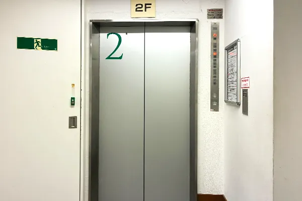 エレベーターで10階まで上がります。