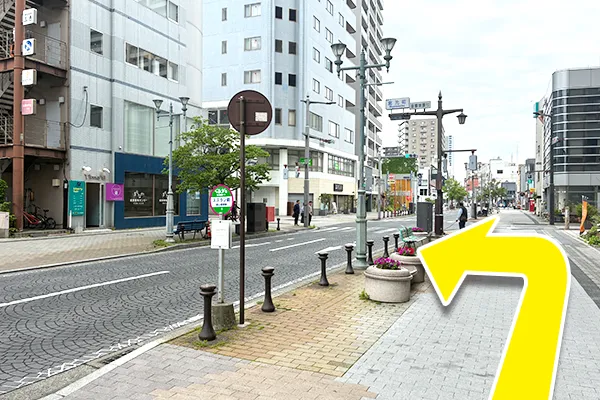 バス停 スズラン前で降りて手前の信号を左に曲がり横断歩道を渡ります。