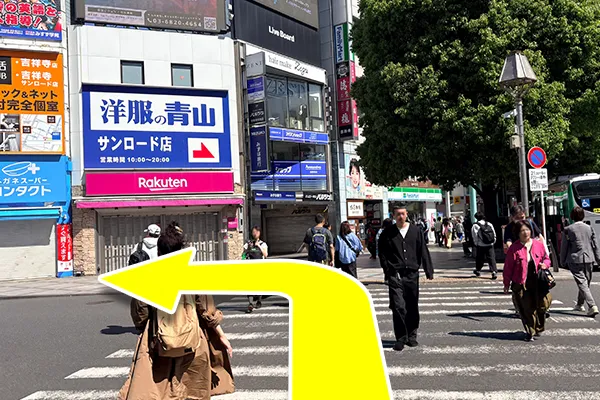 北口出口から出て歩道を渡り左へ曲がります。