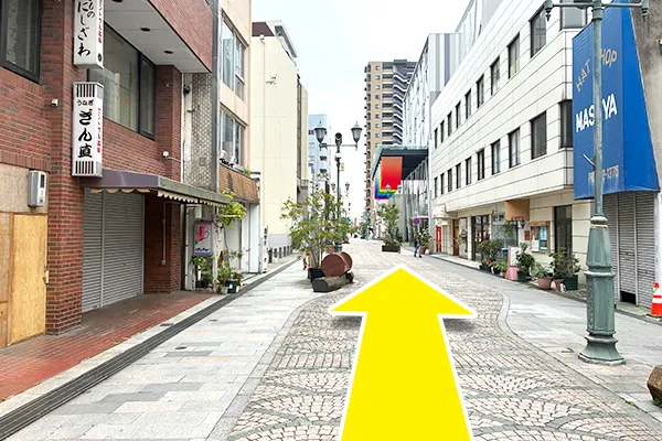 横断歩道を渡り、直進します。