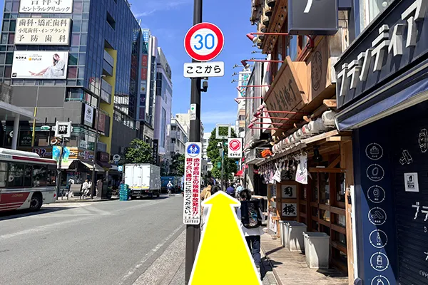 ユニクロが見えるまでまっすぐ進みます。