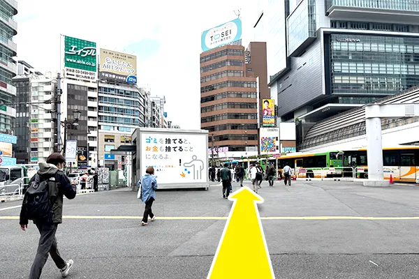 進んでいきますと、すぐに交差点がございます。