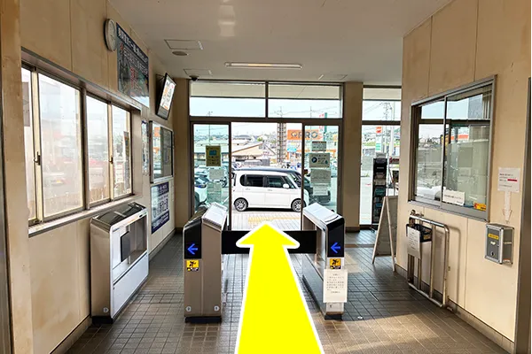 星川駅改札を出てまっすぐ進みます。