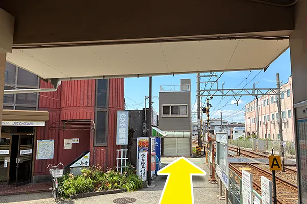 改札を出て直進します。