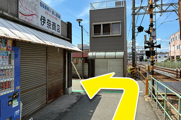 突き当たりを左に曲がります。